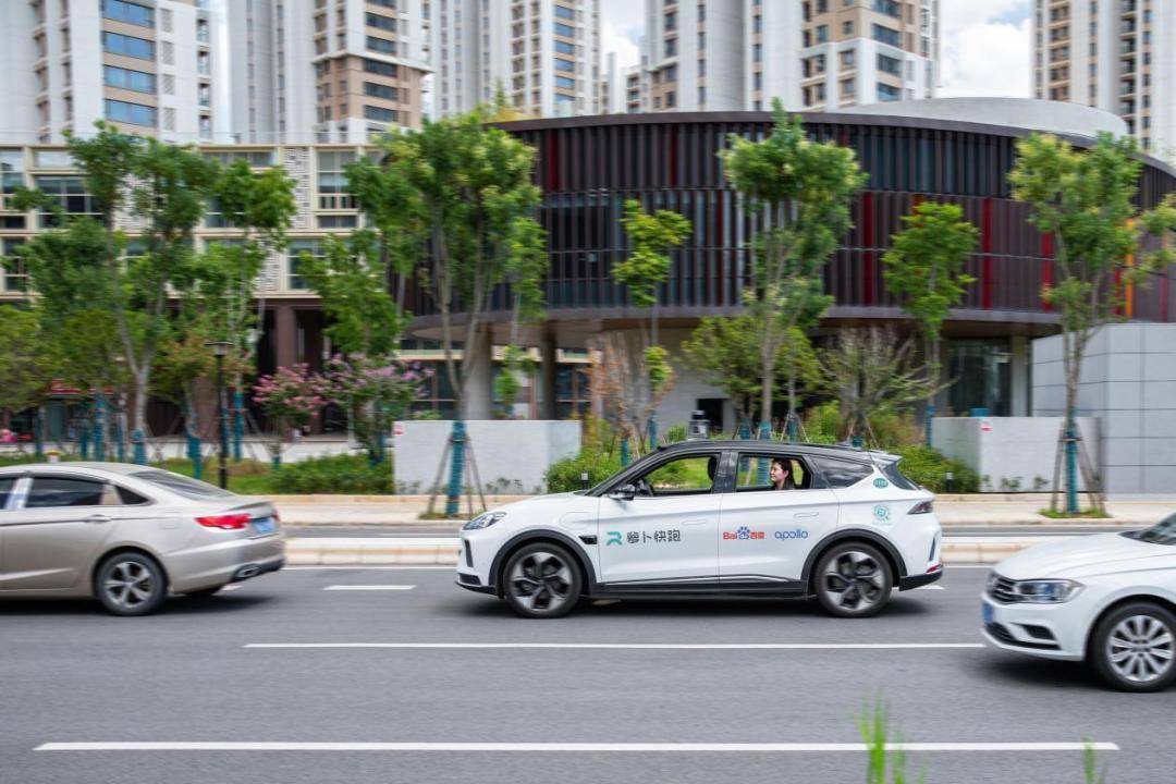 百度发布Q2财报：萝卜快跑订单量突破100万，二季度服务次数同比增长近500%