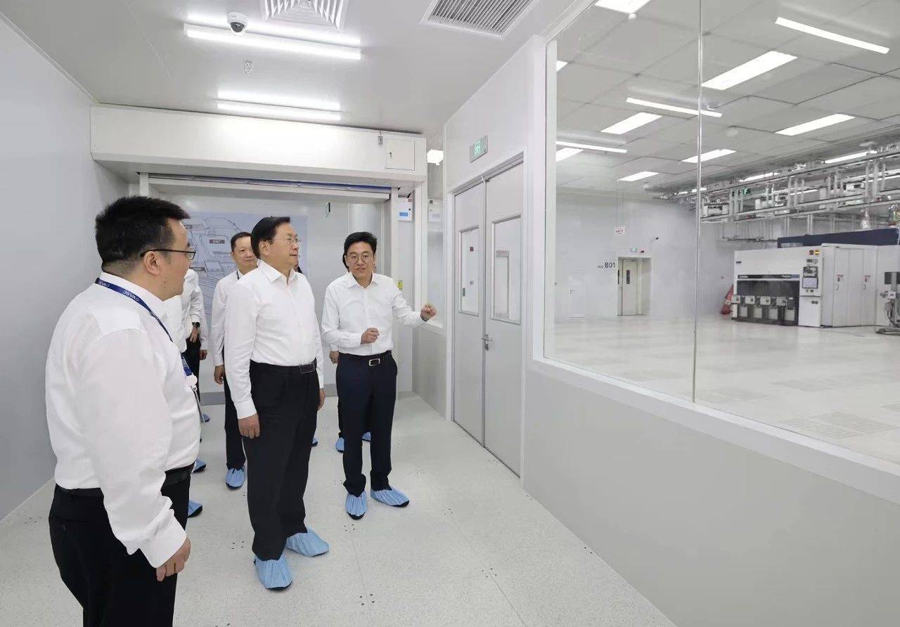 长飞先进武汉基地首片晶圆正式下线