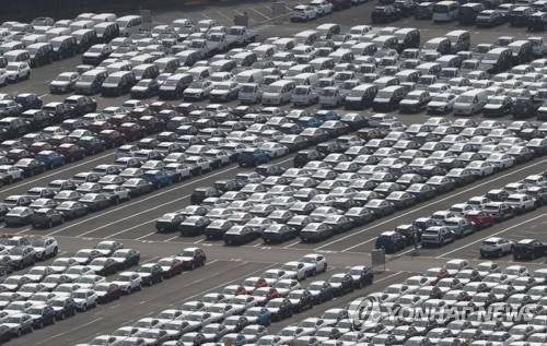 资料图片:等待出口的整车 韩联社