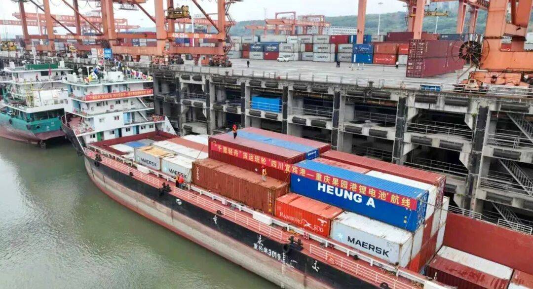 重庆物流集团×宁德时代：让每一辆公交、出租车、重卡、货船都“来电”