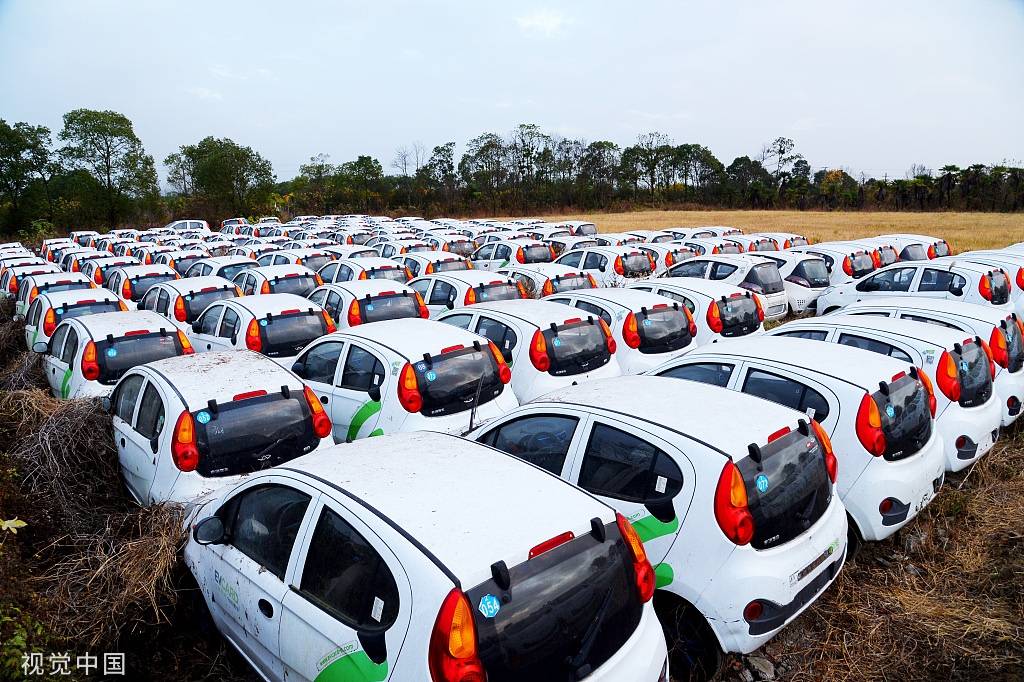 浙江嘉兴：千辆电动共享汽车被弃荒野 场面如“坟场”