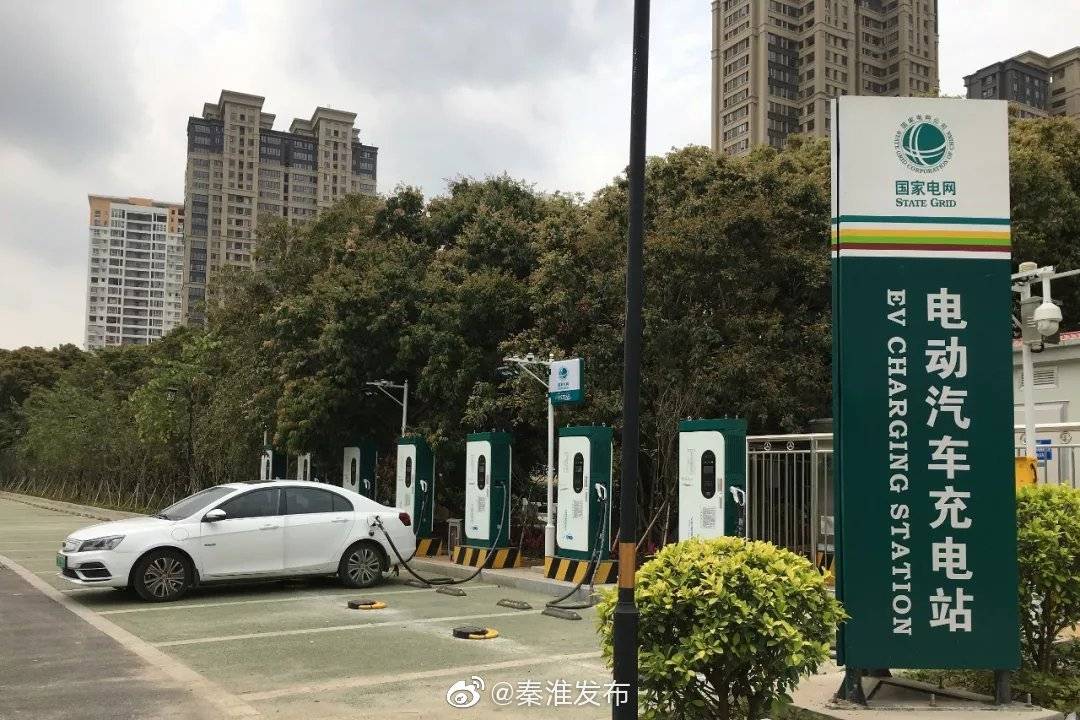 国家能源局25日表示，截至6月底，我国累计建成充电桩100.2万个