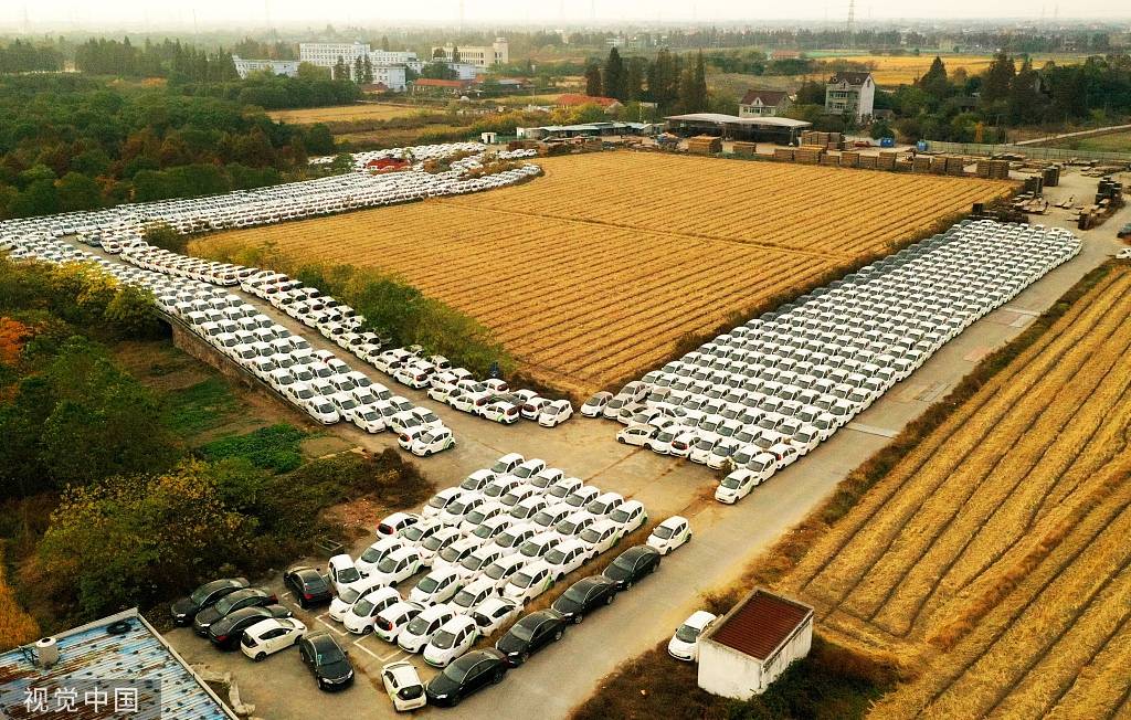 浙江嘉兴：千辆电动共享汽车被弃荒野 场面如“坟场”