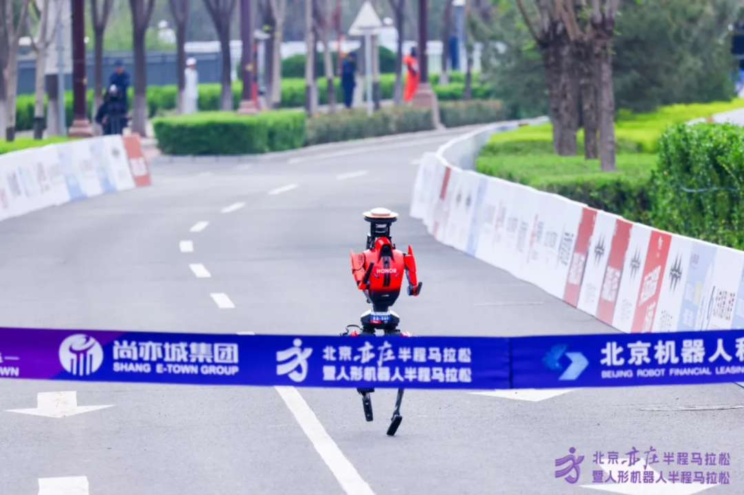 荣耀机器人“一跑成名”：自研为核，供应链「出圈」