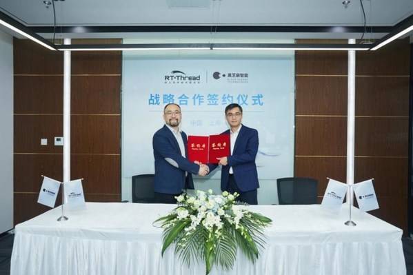 黑芝麻智能CMO杨宇欣(左)和睿赛德科技COO邹诚(右) 黑芝麻智能CMO杨宇欣(左)和睿赛德科技COO邹诚(右)