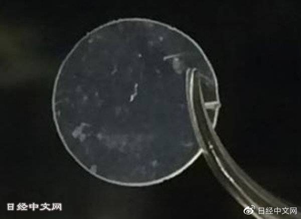 开发的电解质膜具备类似软性隐形眼镜一样的柔软性（图片由日本北东大学提供）