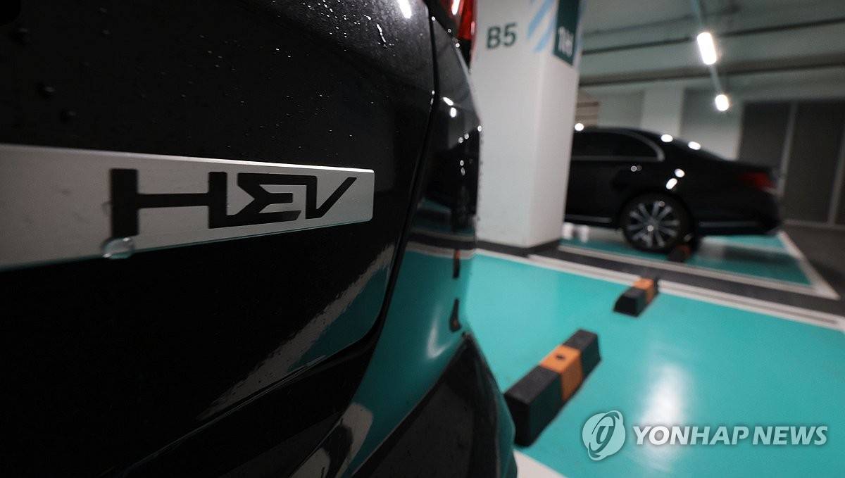 资料图片：停放在首尔市区停车场的混动汽车 韩联社