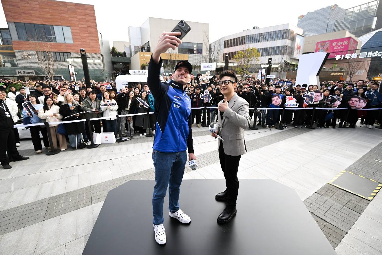 人们在街道上 AI 生成的内容可能不正确。