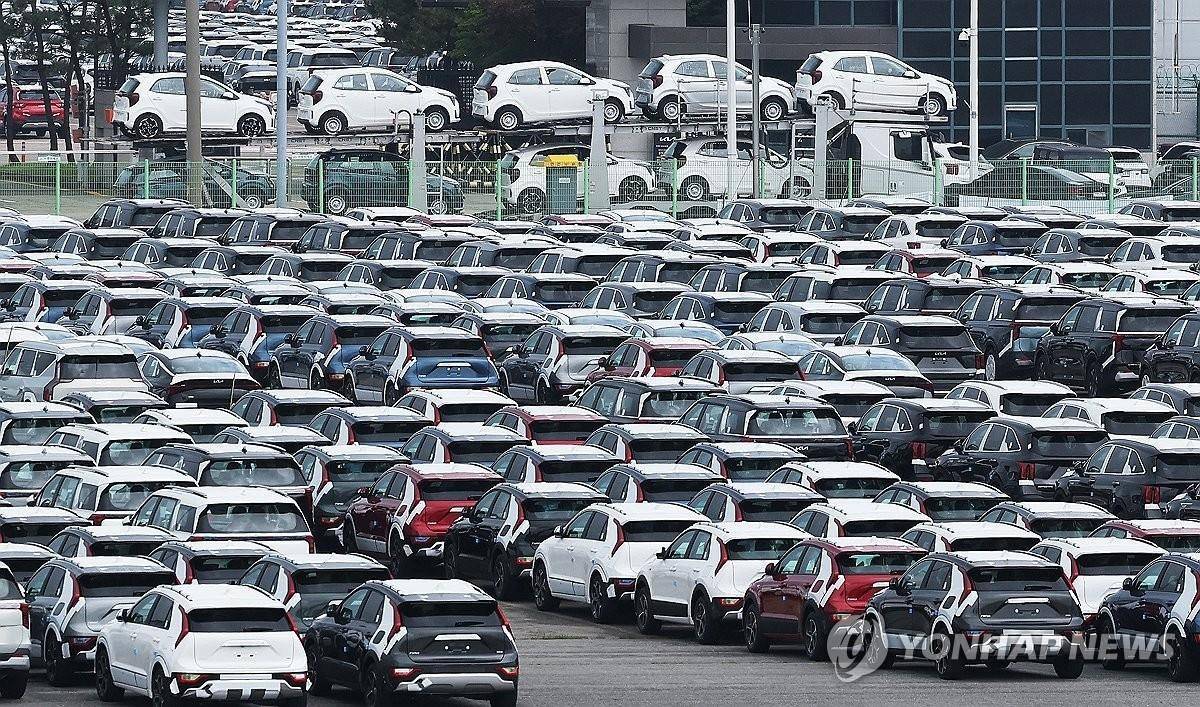 资料图片:待出口整车 韩联社