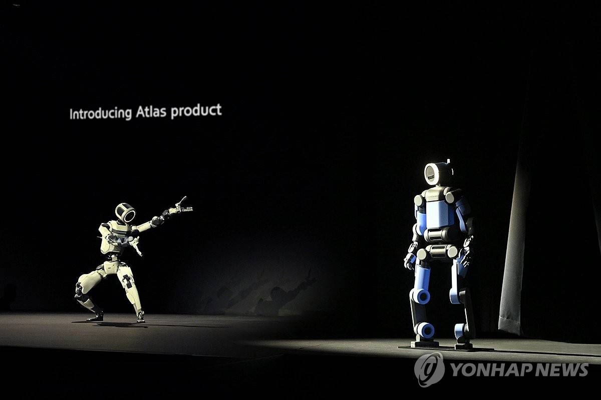 2026年国际消费电子展开幕前夕的当地时间1月5日，在美国拉斯维加斯的曼德勒海湾酒店，双足人形机器人Atlas亮相现代汽车集团新闻发布会。位于佐治亚州的电动汽车专用工厂——“现代汽车集团Metaplant America”（HMGMA）计划从2028年起将该系列机器人投入生产线。 韩联社/现代汽车和起亚供图（图片严禁转载复制）
