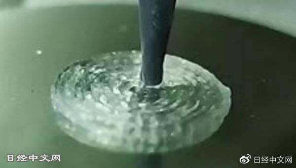 降低电解质中的氧化硅浓度，使电解质变为凝胶状，通过3D打印机制造电池（图片由日本东北大学提供）