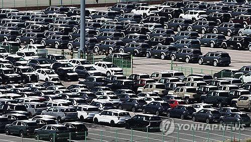 资料图片:等待出口的车辆 韩联社