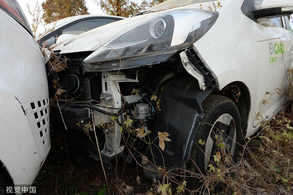 浙江嘉兴：千辆电动共享汽车被弃荒野 场面如“坟场”