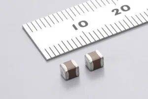 村田首款，1210英寸、额定电压1.25kV、静电容达15nF的汽车用陶瓷电容器