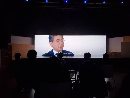 2月8日，现代汽车在日本东京大手町举行人员会，宣布重返日本汽车市场。图为现代汽车社长张在勋作视频致辞。 韩联社