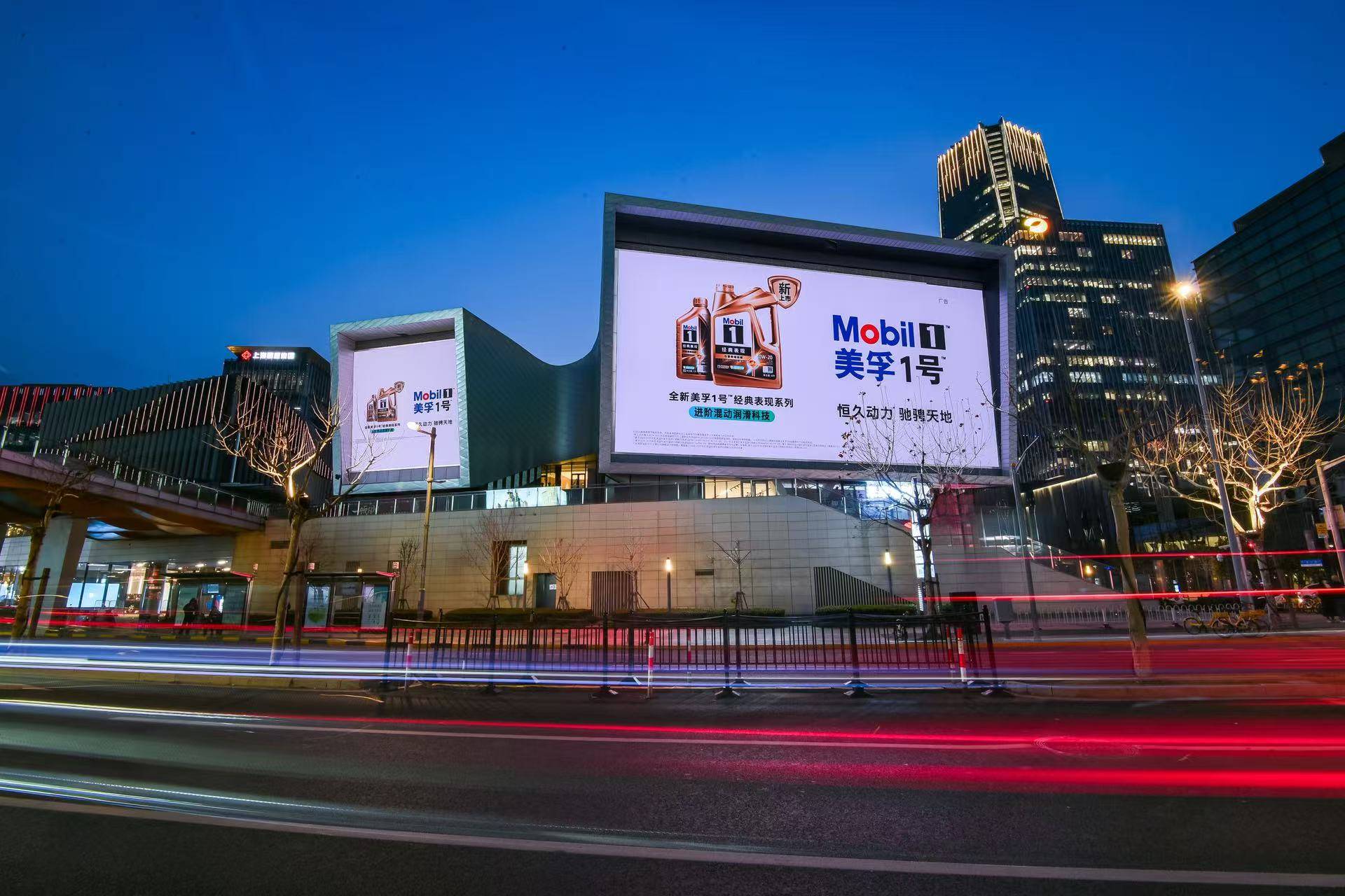 夜晚建筑亮着灯的招牌 AI 生成的内容可能不正确。