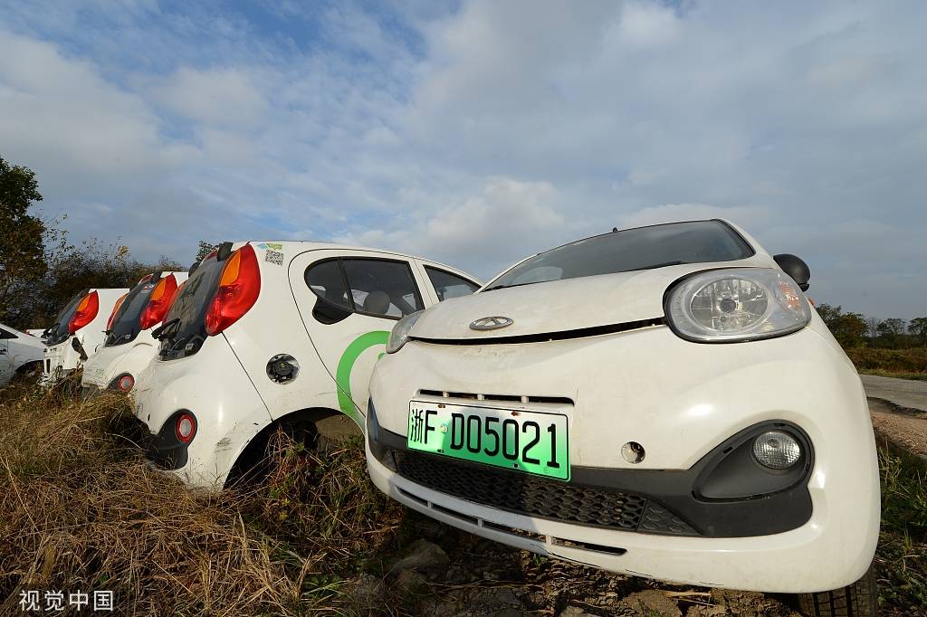 浙江嘉兴：千辆电动共享汽车被弃荒野 场面如“坟场”