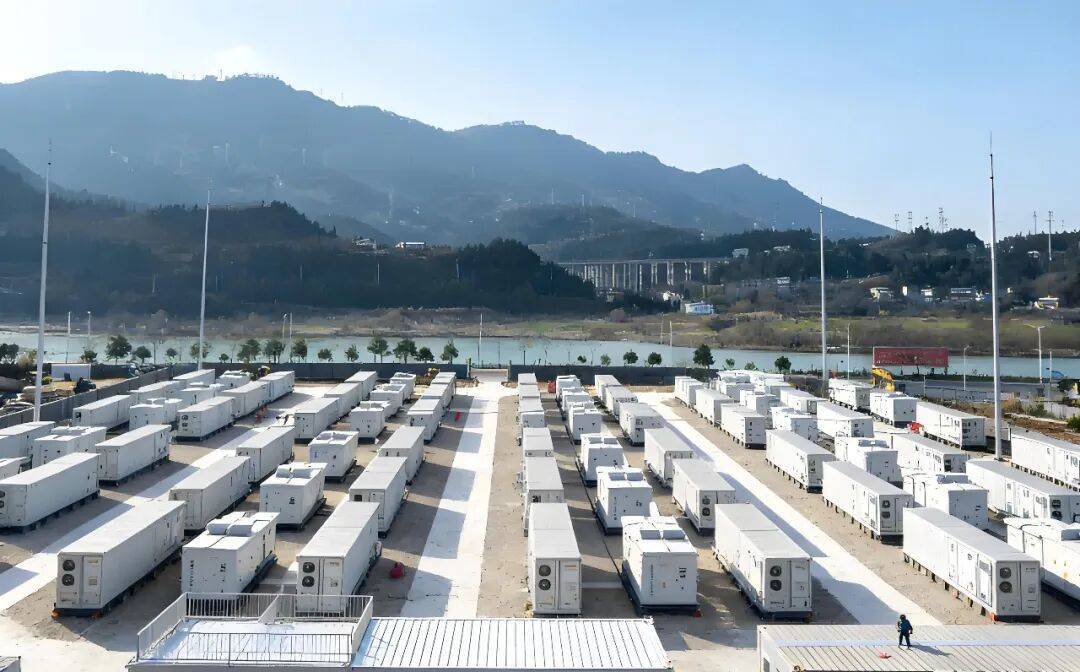 全国最大用户侧储能项目并网！鹏辉能源&四川中孚打造绿色水电铝标杆项目